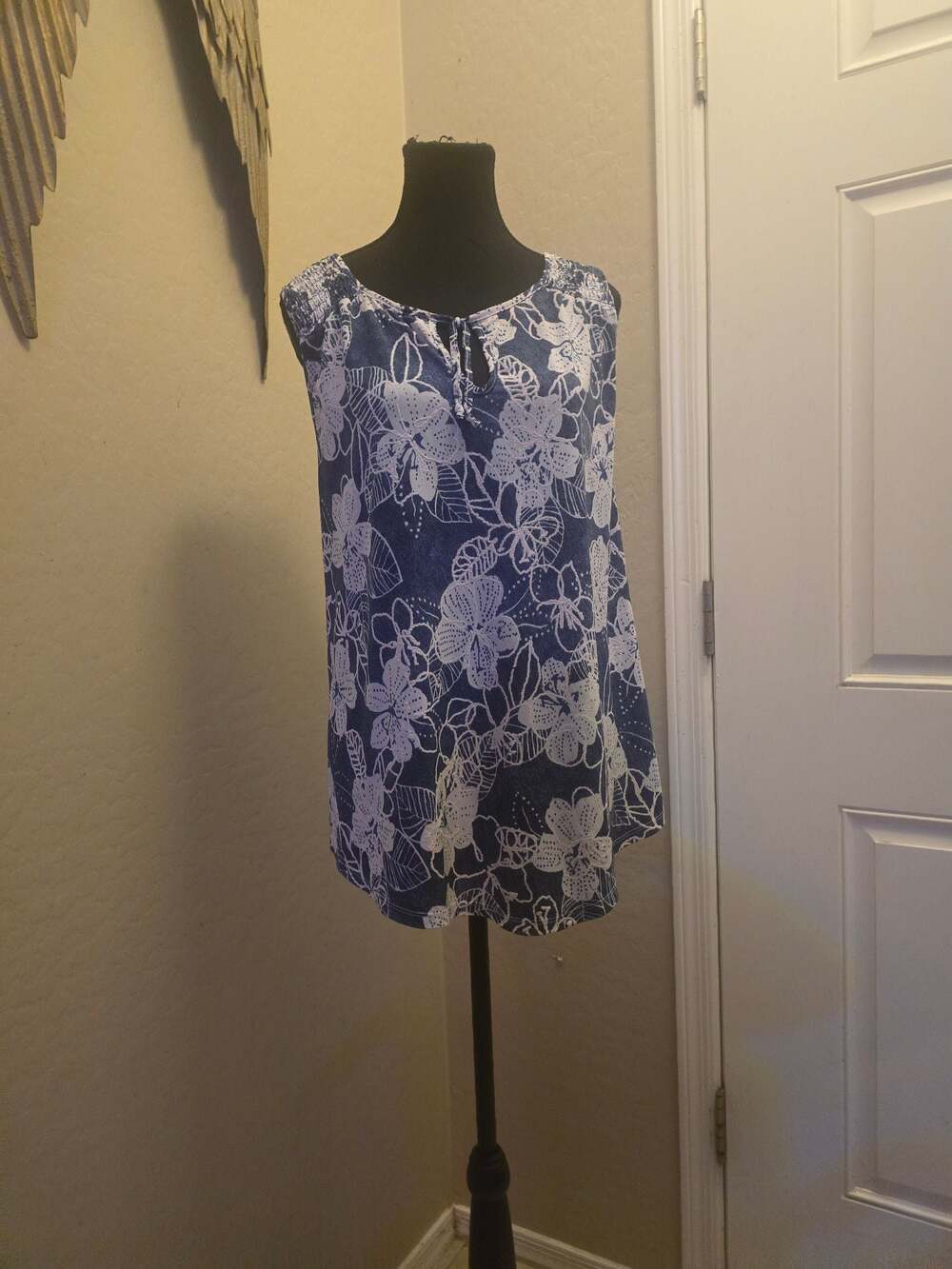 SJS Women's Blue and White Floral Print Sleeveless Keyhole Blouse 2X